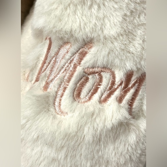Dluxe by Dearfoams Plush Faux Fur “Super Mom” Slippers Size Large 9-10 - Picture 2 of 12
